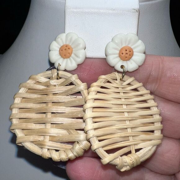 Wicker and Polymer Daisy Earrings - Picture 5 of 6